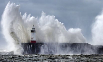 Paso de tormenta 'Ciarán' deja cortes de luz y caos en el transporte en Europa; hay tres muertos