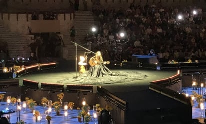 Natalia Lafourcade regala flores y curaciones en Xcaret