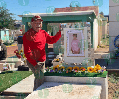 Con amor y cariño desde hace 5 años visita todos los días a su difunta esposa en el panteón Guadalupe