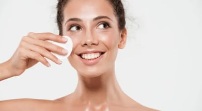 Cómo desmaquillarse bien según los expertos: Los expertos en la piel comparten su sabiduría para que a tu rutina de skin care no le falte ningún paso