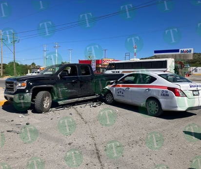 Taxi choca contra camioneta en la colonia Barrera de Monclova