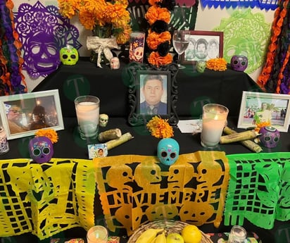 Con bonito altar de muertos recuerdan a sus difuntos en Fiscalía  