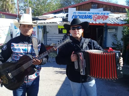 Un puño de tierra y Cruz de madera las canciones más solicitadas en el panteón 