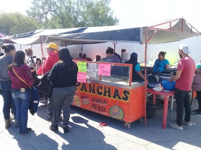 Puestos de comida a las afueras del panteón cumplen con requisitos de Protección Civil