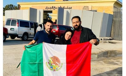 Salen de la Franja de Gaza la mexicana Bárbara Lango y su esposo