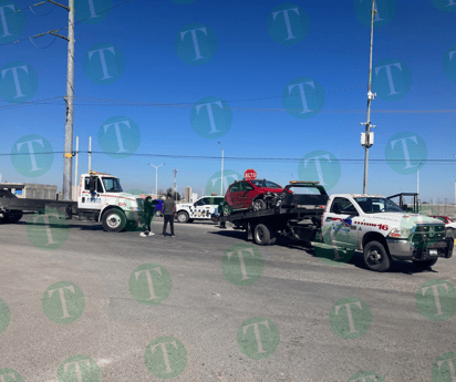 Chocan grúa y auto Crossfox en la Sidermex