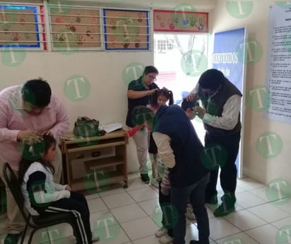 Señoritas de la secundaria Garibay con problema de pediculosis son atendidas