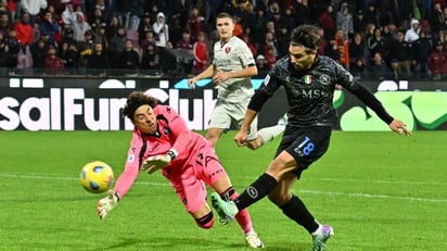 Memo Ochoa brilló bajo su portería, pero Salernitana perdió ante Napoli