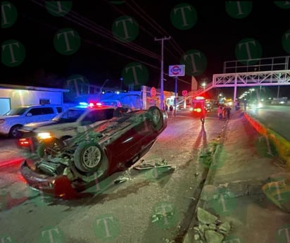 Carro queda llantas al cielo