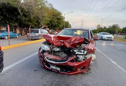 Hombre se queda dormido al volante y causa choque en carambola en Cumbres