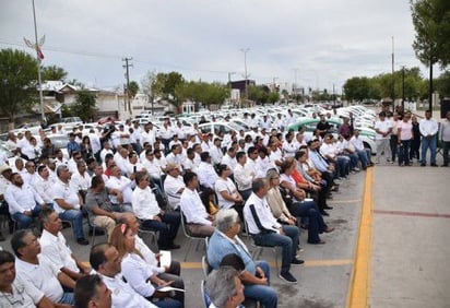 Taxistas siguen en propuestas para fijar cobros 