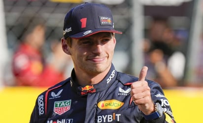 Max Verstappen casi se sale de la pista por ver la batalla entre Checo Pérez y Fernando Alonso