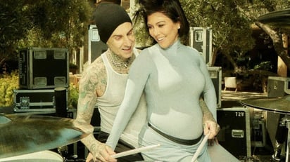 Revelan que Kourtney Kardashian y Travis Barker recibieron a su primer hijo juntos