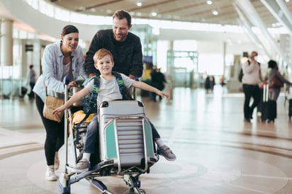 ¿Vas a viajar en avión con niños? Evita cometer estos errores