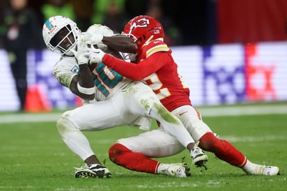 Chiefs se mantienen y ganan contra Dolphins en su primer partido en Alemania