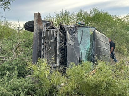 Un sujeto volcó en la Zaragoza-Morelos y abandonó la unidad