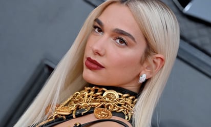 Dua Lipa cambia de imagen y estrena un cabello color vino tinto, el tono del otoño: El nuevo look de la cantante es increíble, sin duda un color que veremos mucho esta temporada