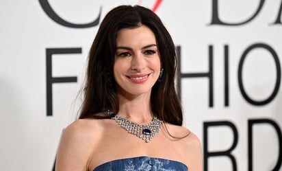 Anne Hathaway luce impactante en maxifalda y corset de mezclilla