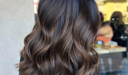 Las babylights son una opción imprescindible para dar volumen y frescura a tu cabello:  Este look sutil se ha vuelto muy popular debido a su capacidad para añadir dimensión de una manera de bajo mantenimiento.