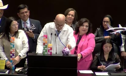 VIDEO: Diputado del PAN explica con juguetes 'crisis de salud' por 'los caprichos del presidente'