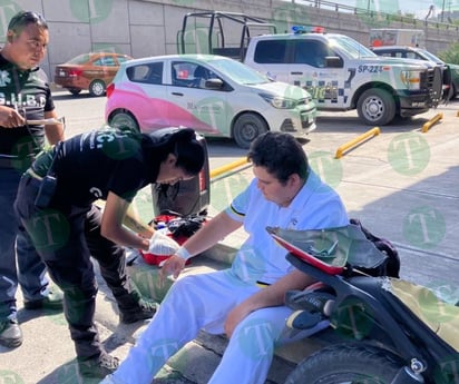 Estudiante de enfermería choca su moto contra auto en Monclova