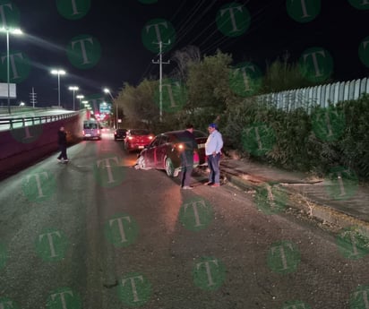 Conductor ebrio estrella su Mazda contra banqueta en Monclova