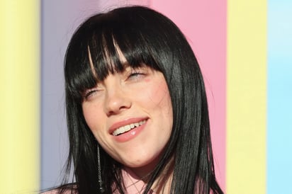 Billie Eilish nos muestra como lucir una mascada de la manera más elegante: La cantante no deja de sorprender con su original estilo, y esta vez dejó claro que mascadas son accesorios atemporales