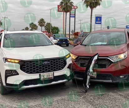 Dos camionetas de lujo resultan dañadas en accidente