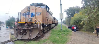 Conductor intenta ganarle el paso al tren en La Villa