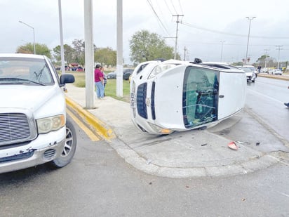 Conductor vuelca tras exceso de velocidad en el Román Cepeda