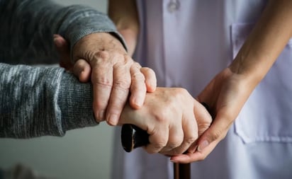 Desarrollan un implante medular que ayuda a caminar a un enfermo de Párkinson