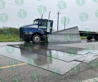 Tráiler derrama láminas de acero en el Carlos Salinas de Gortari