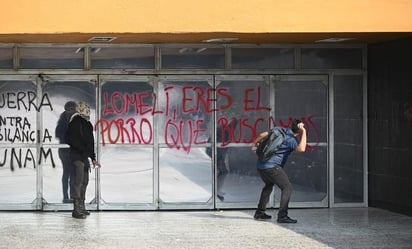 Encapuchados hacen pintas y lanzan petardos en Ciudad Universitaria; protestan por designación de Lomelí