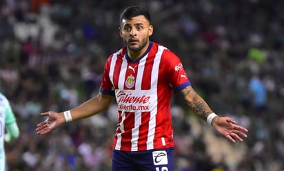 Afición de Chivas no quiere a Alexis Vega, le gritan 'ya vete' a su llegada a la CDMX