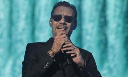 Marc Anthony pone a cantar y a bailar salsa a su público mexicano