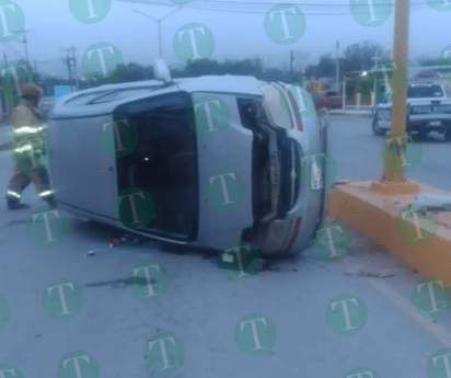 Auto se estrella con camellón y vuelca en Castaños