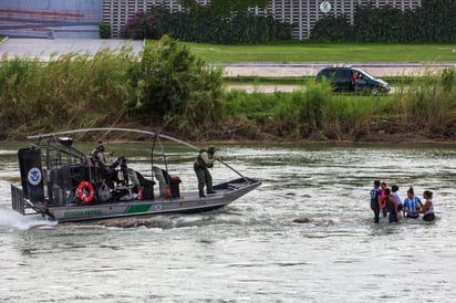 Elevan oraciones por los migrantes muertos en el río Bravo