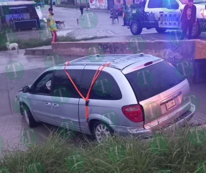 Van cae a un arroyo en el sector oriente de Monclova