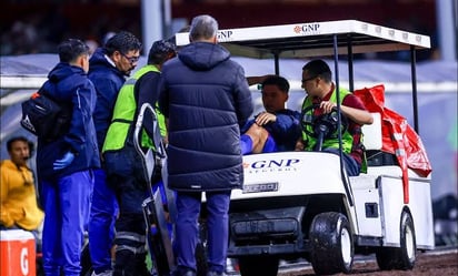 Rodrigo Huescas, de Cruz Azul, abandona partido en ambulancia