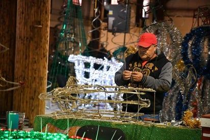 Municipio ya decora la ciudad para la Navidad