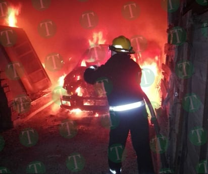 Incendio deja en cenizas camioneta en la Otilio Montaño