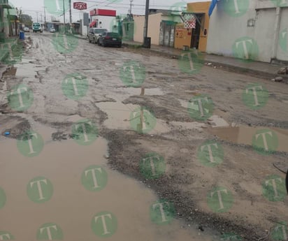 Monclovenses hartos de los baches en la ciudad