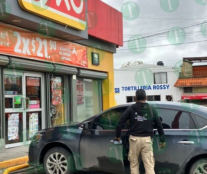 Con cuchillo en mano delincuente asalta tienda Oxxo en la Miravalle