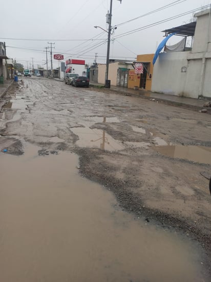 Monclovenses hartos de los baches en la ciudad y daños en sus vehículos 