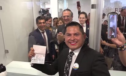 '¡Y la que incluya!': Así recibió el magistrade Ociel Baena el primer pasaporte no binario en México