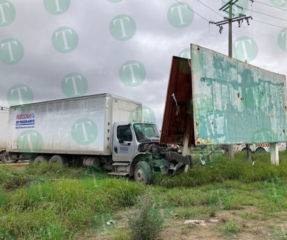 Trailero ignora luz roja y desencadena fuerte accidente vial en Frontera