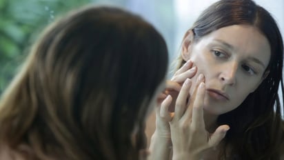 Señales que podrían indicar una alergia al maquillaje: 7 síntomas clave a tener en cuenta: Un recordatorio importante: ¡Evita automedicarte para prevenir problemas mayores! 