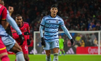 Alan Pulido recibe al premio al Jugador con Espíritu de Superación 2023 en la MLS