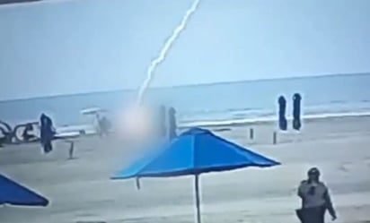 VIDEO: Mujer disfrutaba de baño en el mar, pero muere al caerle un rayo en playa de Cartagena