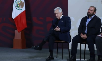 VIDEO: Manuel Bartlett aprovecha la mañanera de AMLO para echarse 'un coyotito'